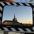 Église d'Ozourt dans le miroir d'un panneau de