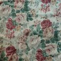 1231 - Grandes fleurs pour ce tissu ancien fond ecru roses anciennes 130 cm x 125