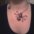 collier araignée en fil d'alu violet et perles en fimo