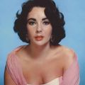 Elizabeth Taylor avec le voile rose