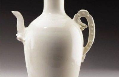 Aiguière en porcelaine blanc de Chine. Chine, dynastie Qing, époque Kangxi (1662-1722)	