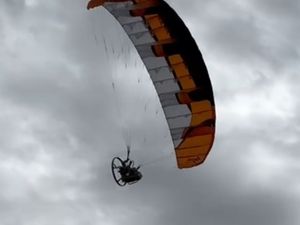UN PARAMOTEUR AU VOL GRACIEUX.