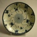 Assiette en porcelaine à décor en camaïeu bleu d'une spirale et de fleurs. Ideogramme au revers. Vietnam XIXè siècle