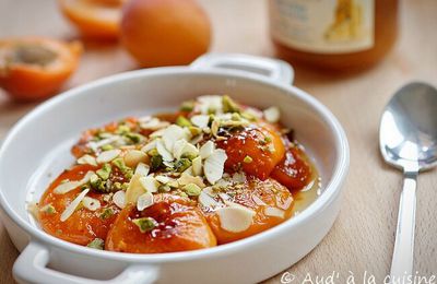 Abricots grillés aux amandes, pistaches et miel