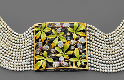 Collier de chien Art nouveau composé de quatorze rangs de petites perles fines retenus par des barettes en or jaune. Travail d’é
