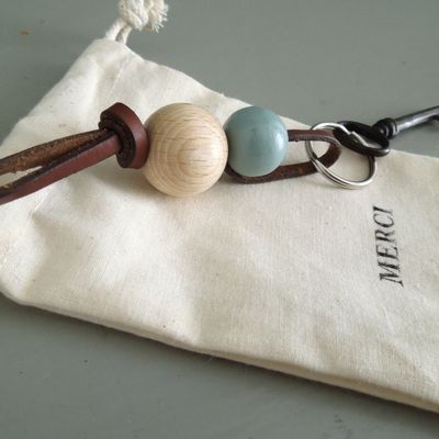 Porte-clé en bois et cuir 1 boule menthe à l'eau