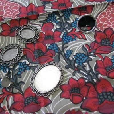 La beauté du Liberty Dunvina rouge... en bijoux et accessoires de sac