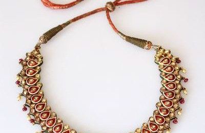 Collier et paire de pendants d'oreilles. Travail Indien, de style Moghol