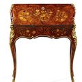 Beau bureau dit de pente richement marqueté sur toutes faces. Attribué à Jean-Pierre Latz. Epoque Louis XV