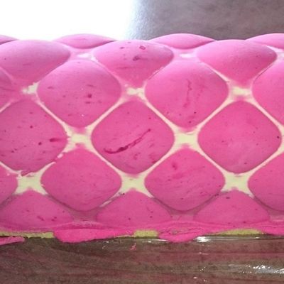 BUCHE CHOCOLAT BLANC FEVE TONKA CERISE