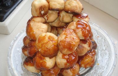 Pièce Montée parvée (avec des choux à la crème)