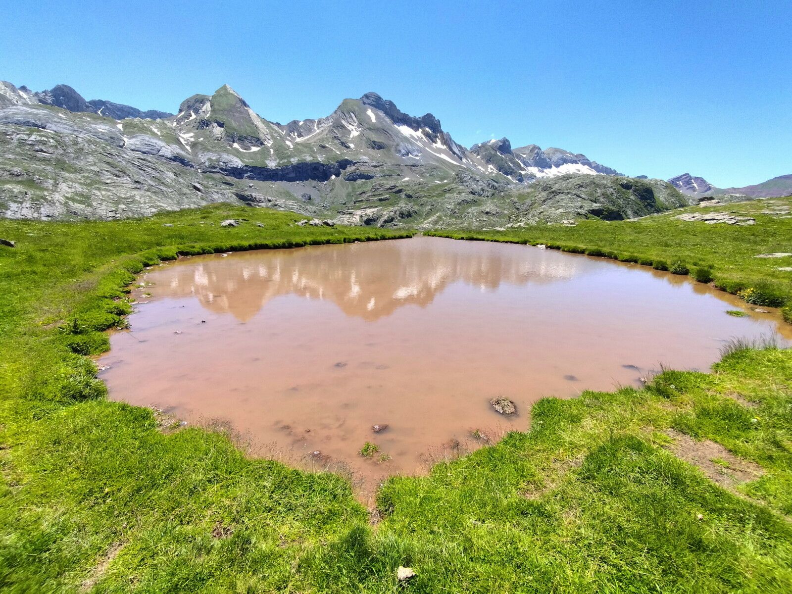 Lac d'Estaens, flaque rosée et Sierra Bernera, juin 2024. (Espagne)