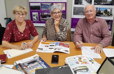 trois membres de l'association des Amis du Vieux Saint-Chamond, aux archives municipales