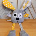 Doudou lapin gris jaune blanc