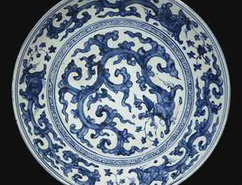 A rare large Ming blue and white 'dragon' dish. Late 15th-early 16th century.