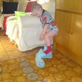 Luka et ses bottes de 7 lieux (avec les chaussons de tata Nini !!!)