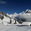 le petit hameau face à la Jungfrau 