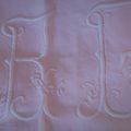 Drap ancien en coton rose – Monogrammes brodés - 15 €