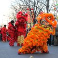 Dragons, pétards et costumes colorés pour le Nouvel an chinois
