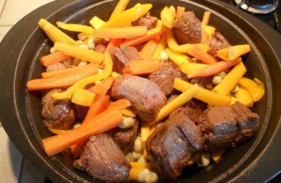 Tajine boeuf, carottes, fèves et pruneaux