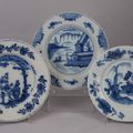 DELFT. Suite de trois assiettes en faïence à décor bleu, blanc de paysages dans le gout de la Chine. Fin XVIIIe.