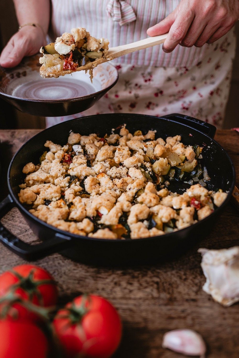 crumble salé, recette estivale, été, facile, légumes d'été, ratatouille crumble, courgettes, feta, tomates, recette méditerranéenne
