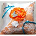 Coussin d'alliance en satin dentelle papillon orange turquoise blanc accessoire de mariée mariage fait main