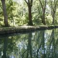 la vie reflétée dans l'eau du canal