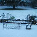 Ancien lit en fer forgé sous un paysage de neige