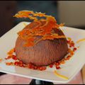 Mousse au chocolat et à l'orange, sur son socle de pralin, et sous son dôme de chocolat