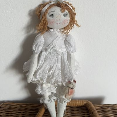 Lucie et ses froufrous en dentelle..(18cm)