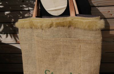 Cabas réalisé en sac à café recyclé - galon fourrure véritable - anse cuir - modèle unique - A VOIR ! Cadeau de Noël