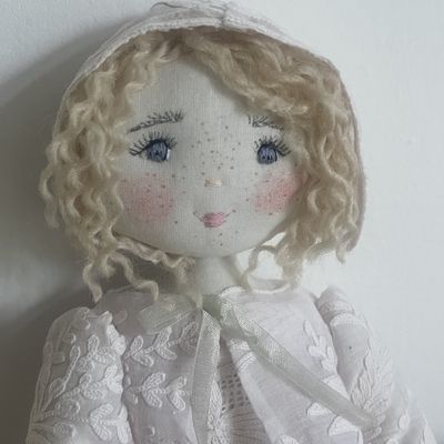 Inès dans son bel ensemble en dentelle...(35cm)