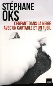 L'enfant dans la neige avec un cartable et un fusil de Stéphane Oks