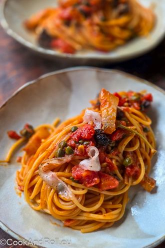 Spaghetti alla puttanesca con guanciale