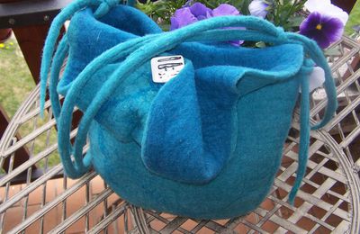 Sac turquoise en laine merinos ,soie méche et boutons en porcelaine