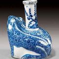 Rare kendi en porcelaine bleu blanc. Chine, dynastie Ming, époque Wanli (1573-1620)