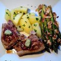 Côtes d'agneau au beurre à l'ail et asperges vertes aux amandes grillées - asperges