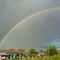 L'arc en ciel dans le ciel de Thaïlande