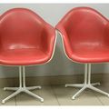 Suite de quatre fauteuils coque en fibre de verre blanche moulée et gainée de skaï orange. Création Charles et Ray EAMES. 