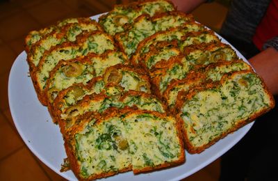 Cake à la roquette, gruyère et olives vertes