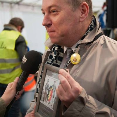 Alfier d'honneur remis au Gouverneur de la Province de Namur, Denis Mathen