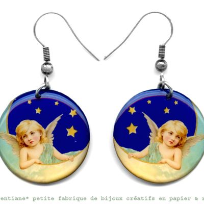 Petit ange sur la lune sur fond de ciel étoilé