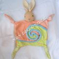 Doudou Peluche Plat Lapin Lollies Orange Et Vert Spirale Bleu 4 Noeuds Kaloo