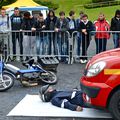 LYCÉE JOLIOT-CURIE : UN CYCLOMOTORISTE COINCÉ SOUS UNE VOITURE.