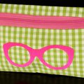 Du vichy vert ... du rose étoilé ... des lunettes en flex rose ... une trousse zippée !