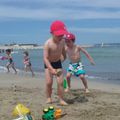 A la plage avec Lucien et sa maman