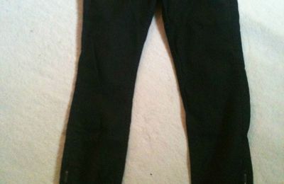 Pantalon noir Temps des Cerises T26 (reserrables en bas) --> 20 euros
