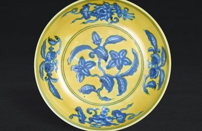 A rare yellow-ground underglaze-blue 'gardenia' dish, Mark and period of Zhengde (1506-1521)