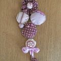 broche en tissu rose